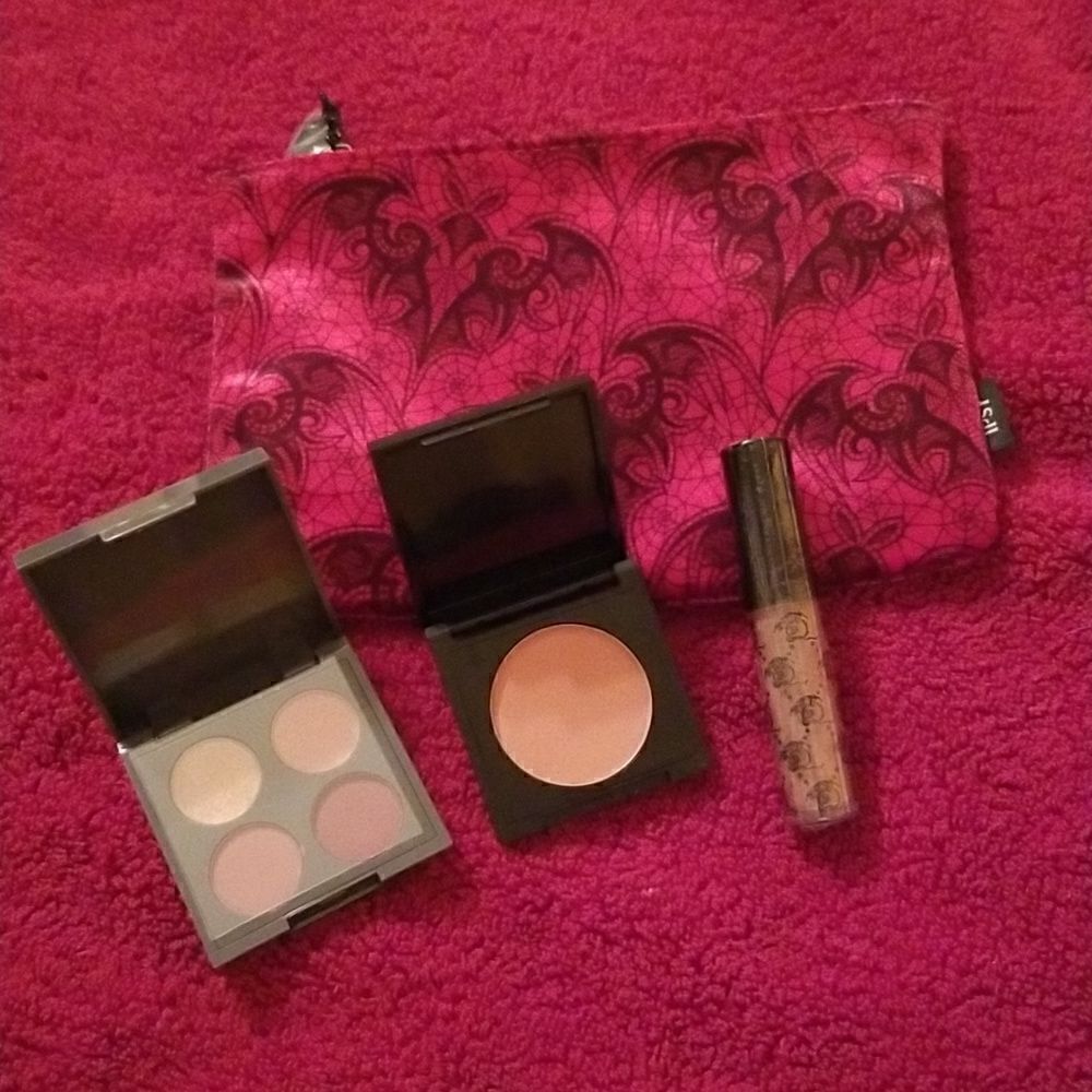 Cosmetics set with pouch